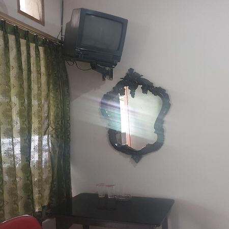 SPOT ON 2090 Ratna Backpacker Syariah Hotel Probolinggo Bagian luar foto