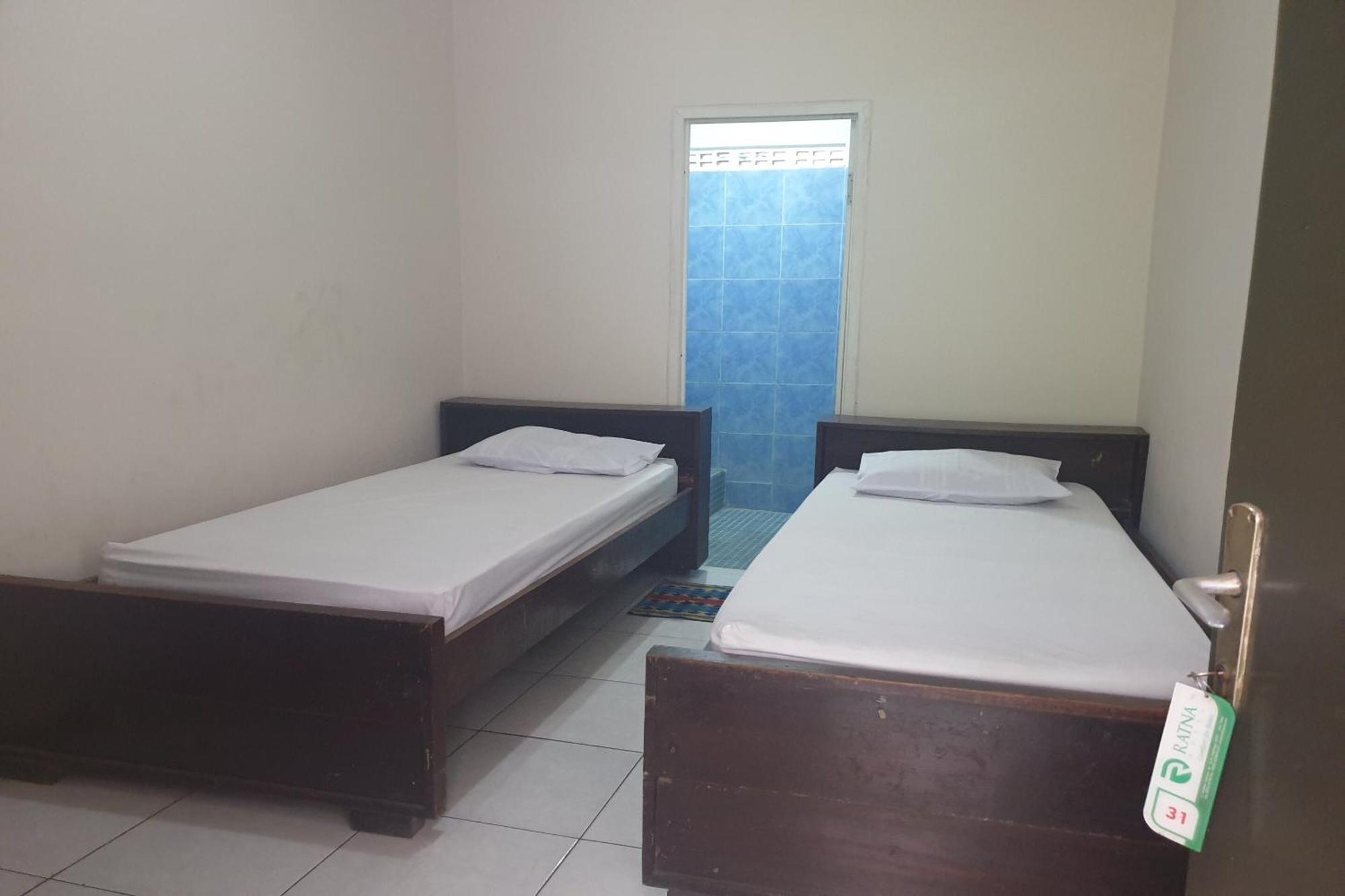 SPOT ON 2090 Ratna Backpacker Syariah Hotel Probolinggo Bagian luar foto