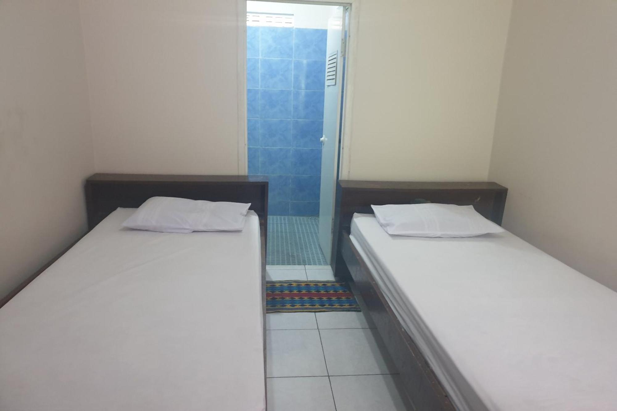 SPOT ON 2090 Ratna Backpacker Syariah Hotel Probolinggo Bagian luar foto
