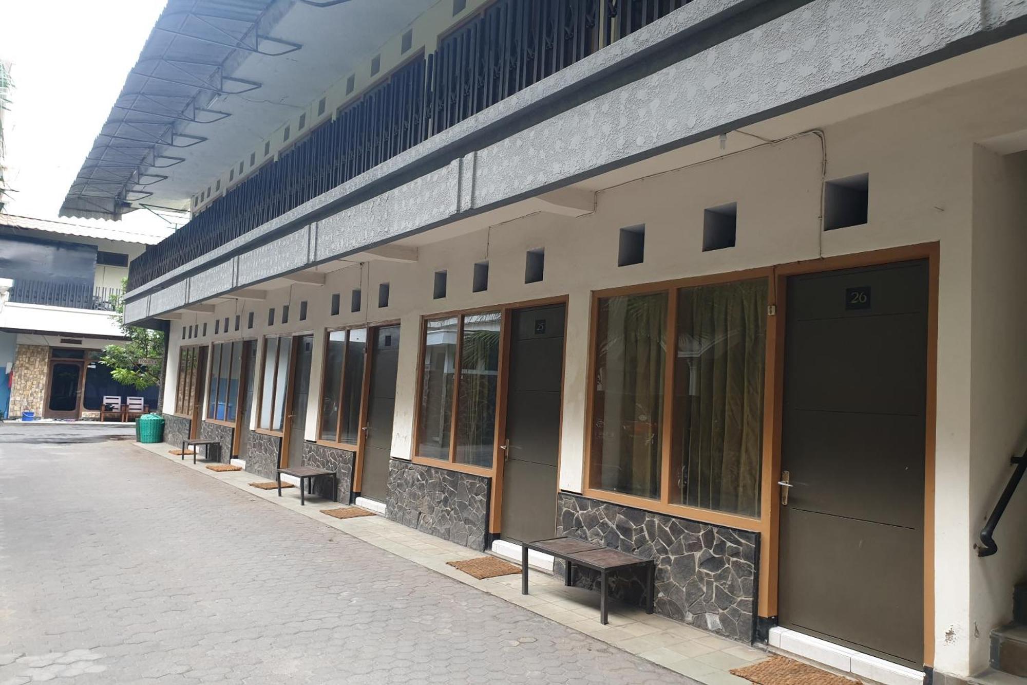 SPOT ON 2090 Ratna Backpacker Syariah Hotel Probolinggo Bagian luar foto