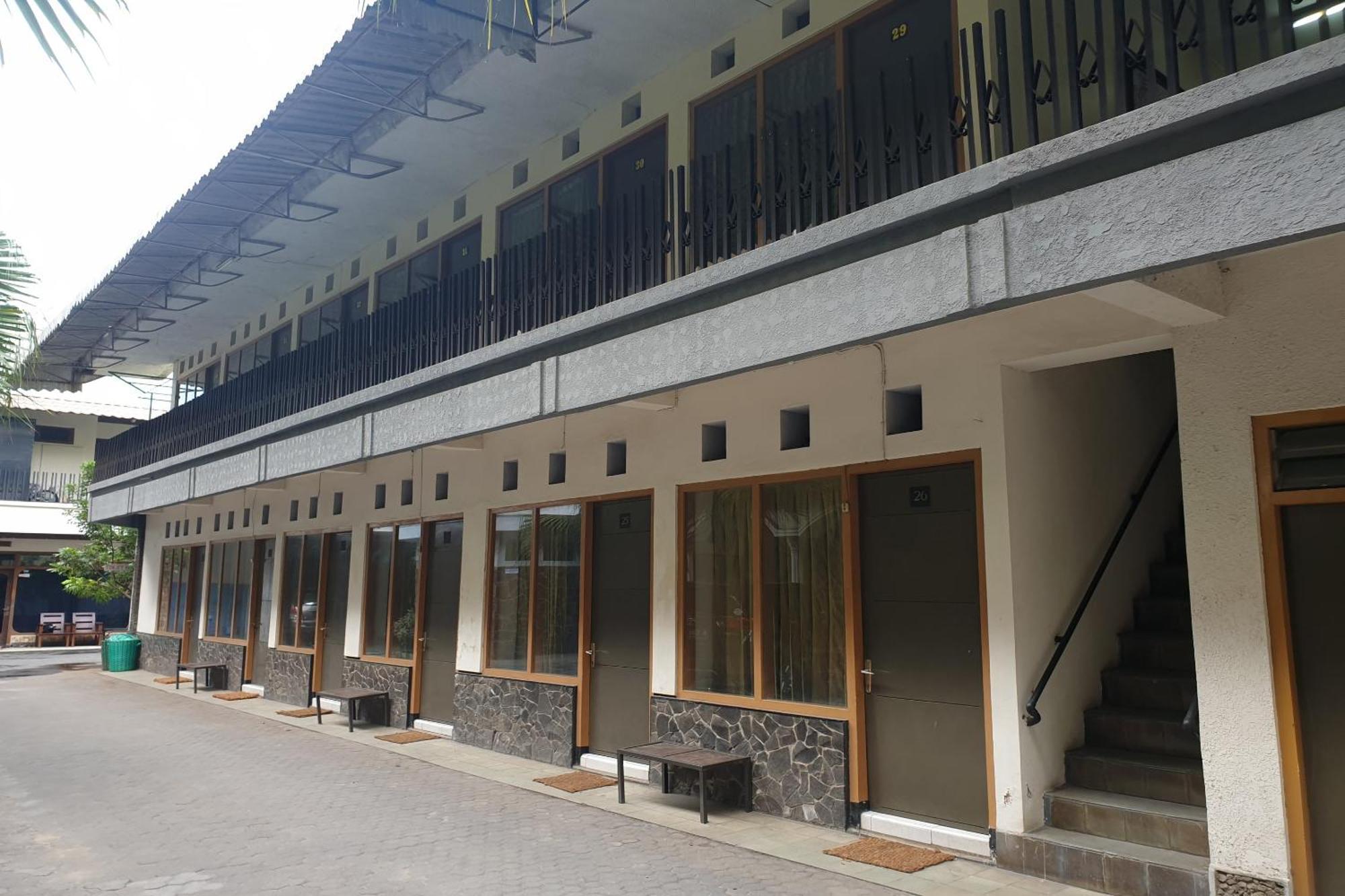 SPOT ON 2090 Ratna Backpacker Syariah Hotel Probolinggo Bagian luar foto