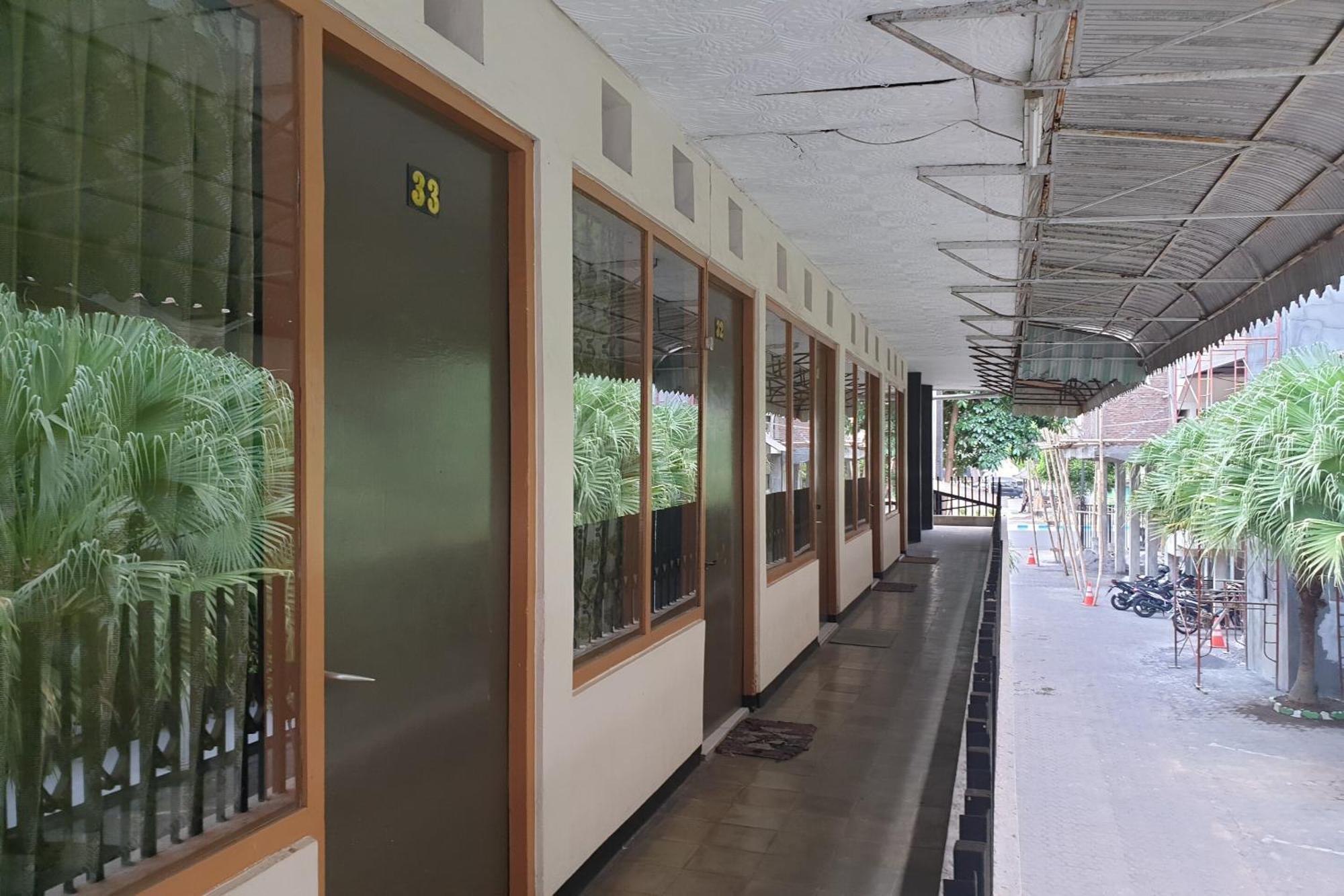 SPOT ON 2090 Ratna Backpacker Syariah Hotel Probolinggo Bagian luar foto
