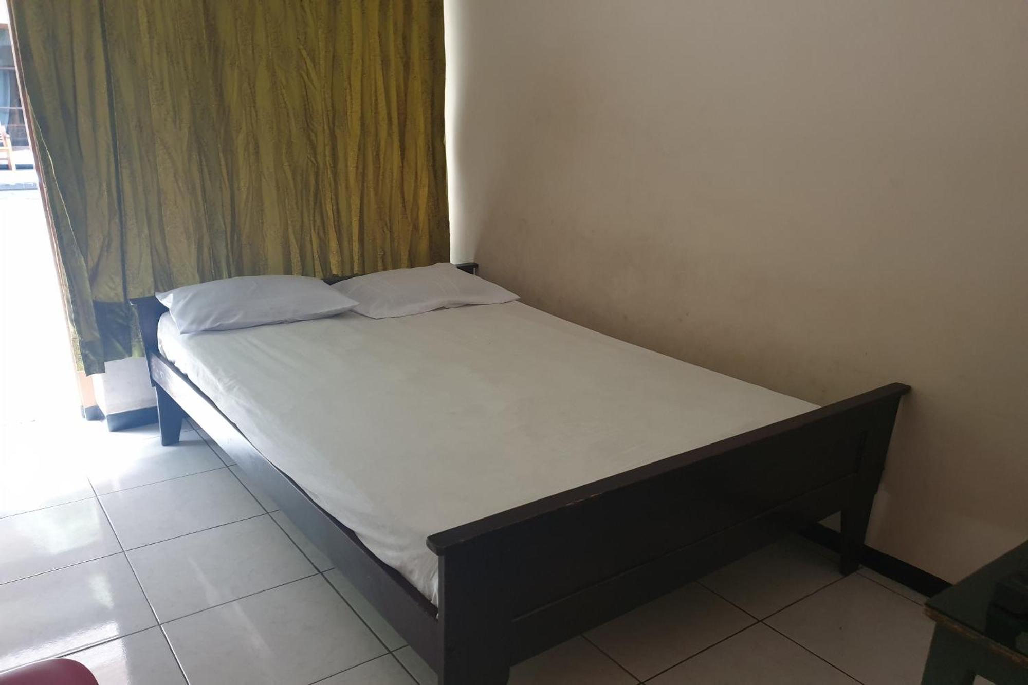 SPOT ON 2090 Ratna Backpacker Syariah Hotel Probolinggo Bagian luar foto